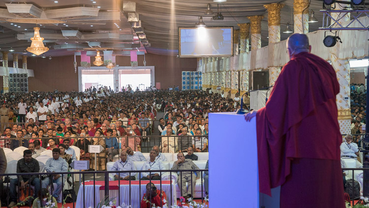 Seine Heiligkeit der Dalai Lama spricht vor rund 14'000 Menschen an der Jubiläumsfeier der Seshadripuram Group of Institutions in Bengaluru, Karnataka, Indien am 24. Dezember 2017. Foto: Lobsang Tsering