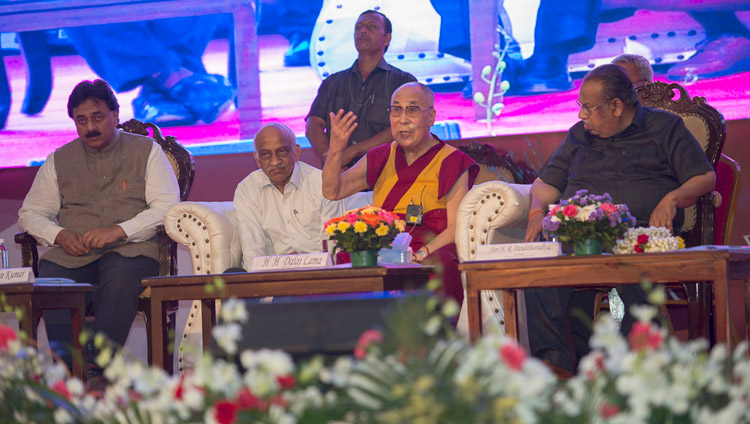 Seine Heiligkeit der Dalai Lama beantwortet Fragen aus dem Publikum während der Jubiläumsfeier der Seshadripuram Group of Institutions in Bengaluru, Karnataka, Indien am 24. Dezember 2017. Foto: Lobsang Tsering