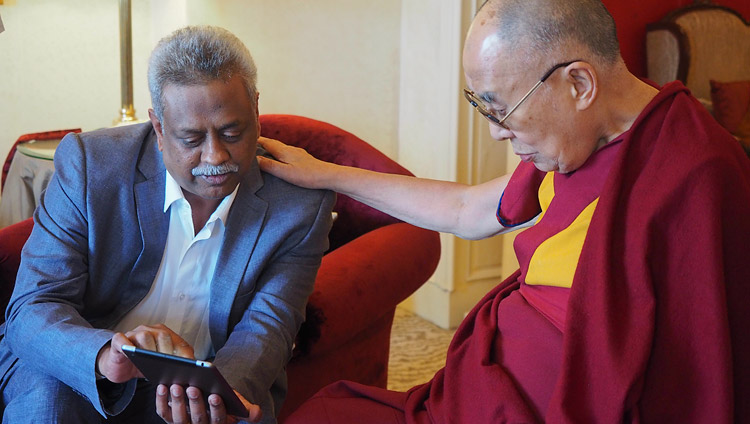 Bharath Subbarao demonstriert die neue App ‚Mandala’ für Seine Heiligkeit den Dalai Lama in Bengaluru, Karnataka, Indien am 25. Dezember 2017. Foto: Jeremy Russell