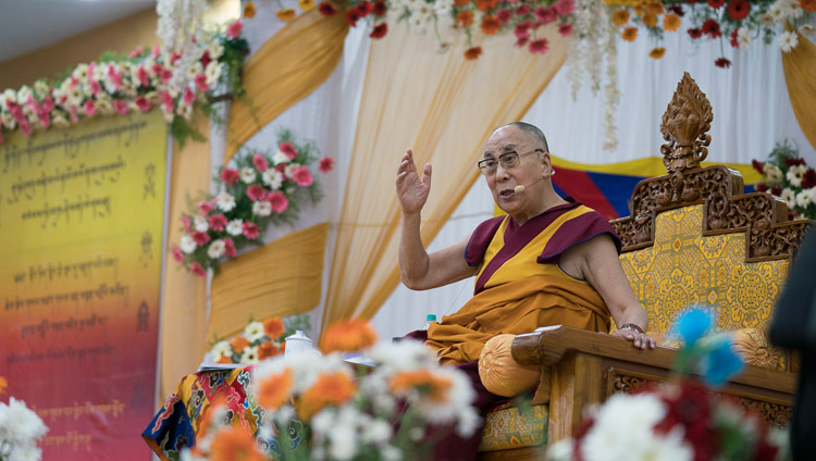 Seine Heiligkeit der Dalai Lama spricht vor Tibetern und Menschen aus Himalaya-Regionen in Bengaluru, Karnataka, Indien am 25. Dezember 2017. Foto: Tenzin Choejor