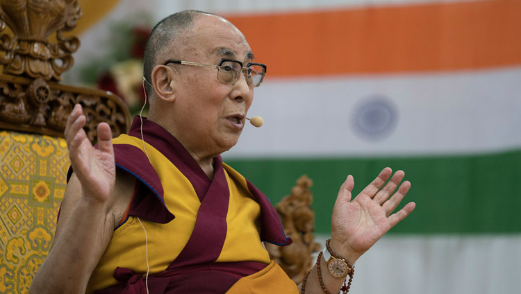 Seine Heiligkeit der Dalai Lama beantwortet Fragen aus dem Publikum während des Treffens mit Tibetern und Menschen aus der Himalaya-Region in Bengaluru, Karnataka, Indien am 25. Dezember 2017. Foto: Tenzin Choejor