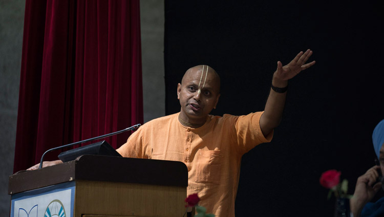 Shri Gaurgopal Das spricht auf der interreligiösen Konferenz an der Jawaharlal Nehru Universität in Neu Delhi, Indien am 28. Dezember 2017. Foto: Tenzin Choejor