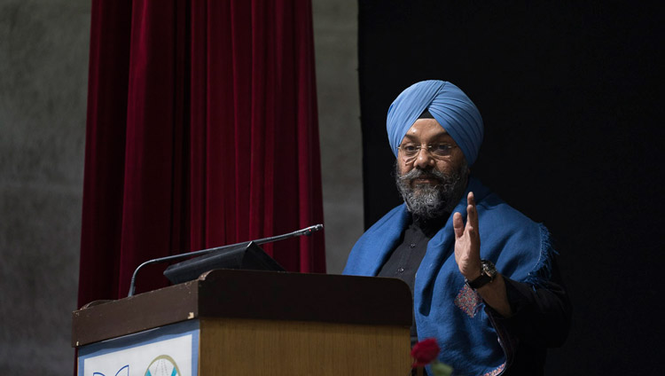 Sadar Manjit Singh spricht anlässlich der interreligiösen Konferenz an der Jawaharlal Nehru University in New Delhi, Indien am 28. Dezember 2017. Foto: Tenzin Choejor