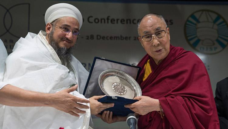 Syedna Taher Fakhruddin Saheb überreicht den Syedna Qutbuddin Harmony Prize an Seine Heiligkeit den Dalai Lama während der interreligiösen Konferenz an der Jawaharlal Nehru Universität in Neu Delhi, Indien am 28. Dezember 2017. Foto: Tenzin Choejor
