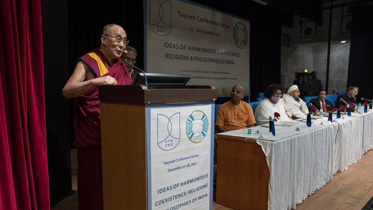 Seine Heiligkeit der Dalai Lama spricht auf der interreligiösen Konferenz an der Jawaharlal Nehru Universität in Neu Delhi, Indien am 28. Dezember 2017. Foto: Tenzin Choejor