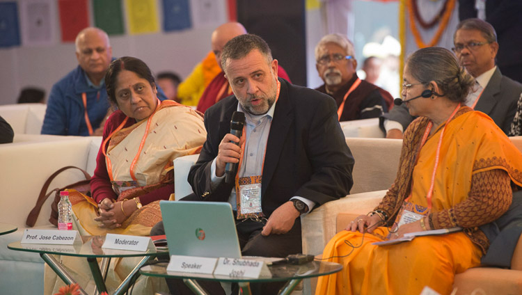 Prof. Jose Cabezon stellt Prof. Shubada Jossi von der Universität Mumbai als erste Präsentatorin an der Konferenz über den Geist von - am Central Institute of Higher Tibetan Studies in Sarnath, Varanasi, Indien am 30. Dezember 2017. Foto: Lobsang Tsering