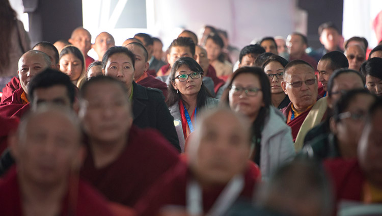 Das Publikum verfolgt die Präsentationen am zweiten Tag der Konferenz über Geist am Central Institute of Higher Tibetan Studies in Sarnath, Varanasi, Indien am 31. Dezember 2017. Foto: Lobsang Tsering
