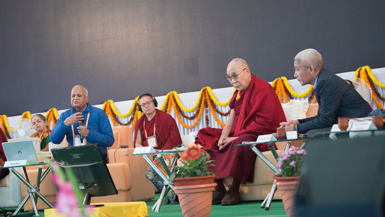 Ceo Ramon spricht über die Natur des Geistes aus einer neurowissenschaftlichen und physikalischer Perspektive am zweiten Tag der Konferenz über Geist am Central Institute of Higher Tibetan Studies in Sarnath, Varanasi, Indien am 31. Dezember 2017. Foto: Lobsang Tsering