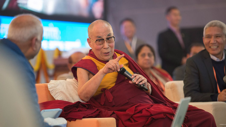 Seine Heiligkeit der Dalai Lama kommentiert die Präsentation am zweiten Tag der Konferenz über Geist am Central Institute of Higher Tibetan Studies in Sarnath, Varanasi, Indien am 31. Dezember 2017. Foto: Lobsang Tsering