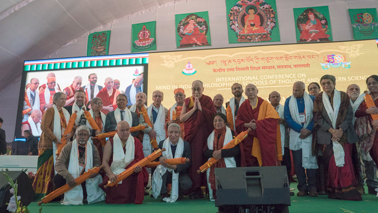 Seine Heiligkeit der Dalai Lama mit den Präsentationen und Organisatoren der Konferenz über Geist am Central Institute of Higher Tibetan Studies in Sarnath, Varanasi, Indien am 31. Dezember 2017. Foto: Lobsang Tsering