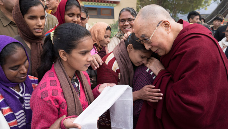 Seine Heiligkeit der Dalai Lama mit einer Gruppe von blinden und sehbehinderten Frauen und Mädchen von der nahegelegenen Jeevan Jyoti Schule ausserhalb des Central Institute of Higher Tibetan Studies in Sarnath, Varanasi, Indien am 31. Dezember 2017. Foto: Lobsang Tsering