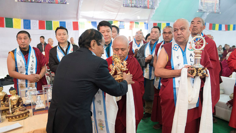 Alumni des Instituts, die den pensionierten Lehrern während der Goldenen Jubiläumsfeier des Central Institute of Higher Tibetan Studies Symbole der Dankbarkeit anbieten in Sarnath, Varanasi, Indien am 1. Januar 2018. Foto: Tenzin Phuntsok