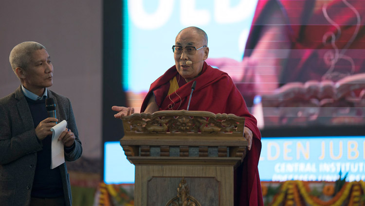 Seine Heiligkeit der Dalai Lama spricht während der Goldenen Jubiläumsfeier des Central Institute for Higher Tibetan Studies in Sarnath, Varanasi, Indien am 1. Januar 2018. Foto: Tenzin Phuntsok