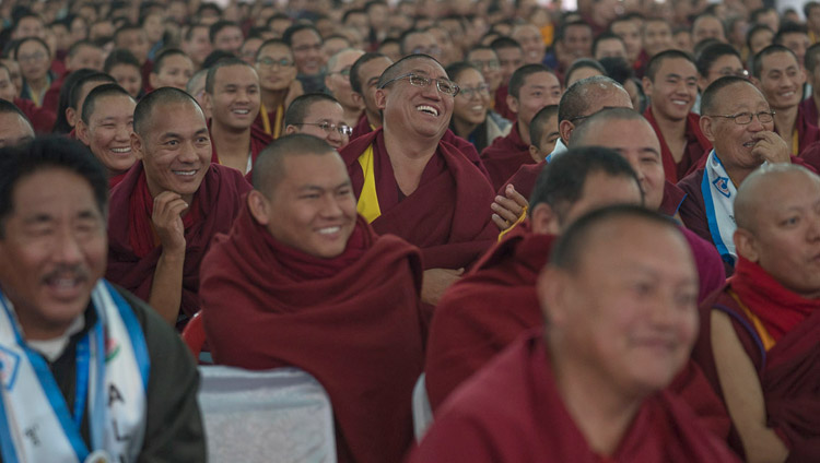 Das Publikum verfolgt die Rede Seiner Heiligkeit des Dalai Lama an der Jubiläumsfeier des Central Institute of Higher Tibetan Studies in Sarnath, Varanasi, Indien am 1. Januar 2018. Foto: Tenzin Phuntsok