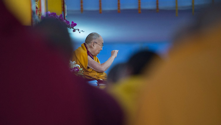 Seine Heiligkeit der Dalai Lama spricht am ersten Tag seiner Belehrungen im Kalachakra Maidan in Bodhgaya, Bihar, Indien am 5. Januar 2018. Foto: Lobsang Tsering
