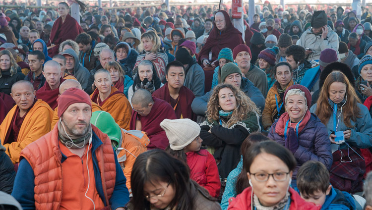 Teilnehmende aus verschiedenen Länder verfolgen die Ausführungen der Unterweisungen Seiner Heiligkeit des Dalai Lama in Bodhgaya, Bihar, Indien am 5. Januar 2018. Foto: Lobsang Tsering