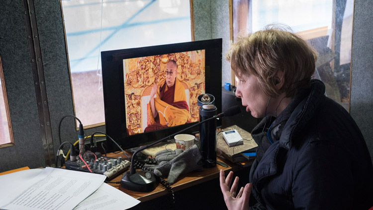 Die russische Dolmetscherin, eine von 12 verschiedenen verfügbaren Übersetzungen, während des ersten Tages der Unterweisung Seiner Heiligkeit des Dalai Lama in Bodhgaya, Bihar, Indien am 5. Januar 2018. Foto: Lobsang Tsering