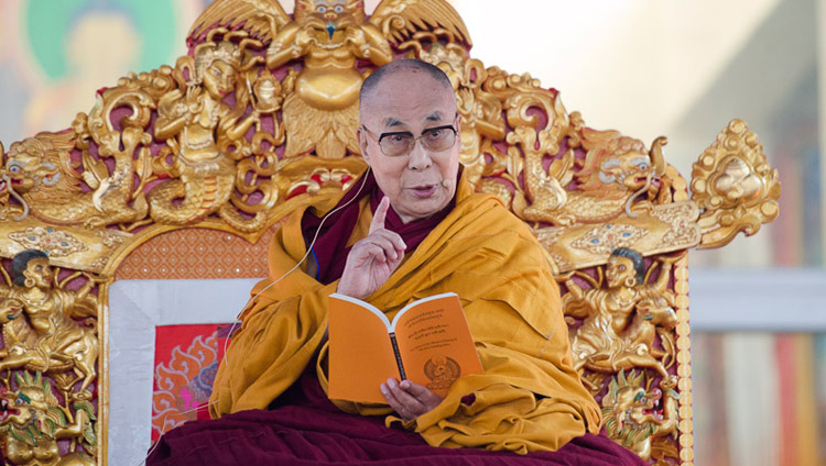 Seine Heiligkeit der Dalai Lama erklärt den Text am ersten Tag seiner Belehrungen im Kalachakra Maidan in Bodhgaya, Bihar, Indien am 5. Januar 2018. Foto: Lobsang Tsering