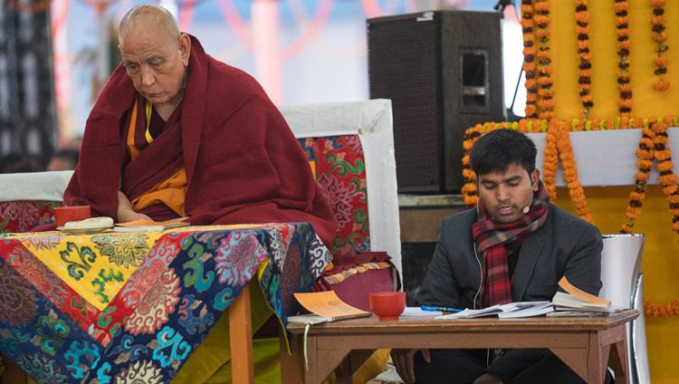 Der Hindi-Dolmetscher sitzt auf der Bühne bei den Lehren Seiner Heiligkeit des Dalai Lama in Bodhgaya, Bihar, Indien am 6. Januar 2018. Foto: Lobsang Tsering