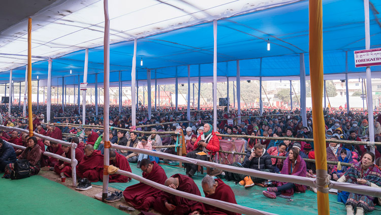 Über 50'000 Teilnehmende aus Indien und über 69 Ländern nehmen an den Belehrungen von Seiner Heiligkeit dem Dalai Lama auf dem Kalachakra Maidan teil – in Bodhgaya, Bihar, Indien am 6. Januar 2018. Foto: Lobsang Tsering