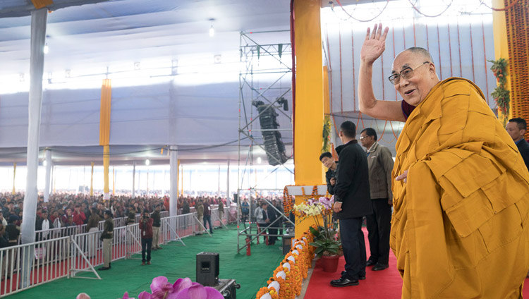 Seine Heiligkeit der Dalai Lama winkt der Menge zu bei seiner Ankunft im Kalachakra Maidan für den dritten Tag der Belehrungen in Bodhgaya, Bihar, Indien am 7. Januar 2018. Foto: Lobsang Tsering