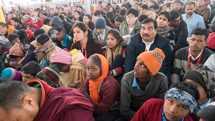 Das Publikum verfolgt die Belehrungen von Seiner Heiligkeit dem Dalai Lama in Bodhgaya, Bihar, Indien am 7. Januar 2018. Foto: Lobsang Tsering