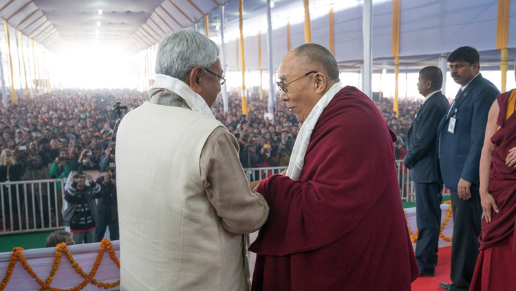 Seine Heiligkeit der Dalai Lama und Bihars Ministerpräsident Nitish Kumar grüßen sich zu Beginn der Buchveröffentlichungszeremonie in Bodhgaya, Bihar, Indien am 7. Januar 2018. Foto: Lobsang Tsering