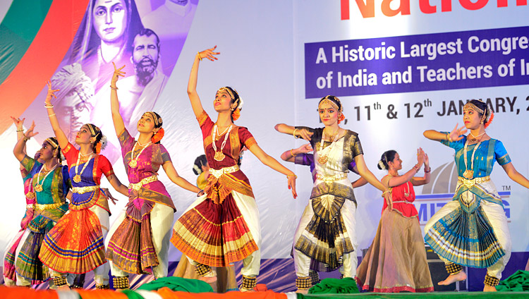 Künstler präsentieren klassische Tänze zu Beginn des 2. Nationalen Lehrerkongresses in Pune, Maharashtra, Indien, am 10. Januar 2018. Foto: Lobsang Tsering