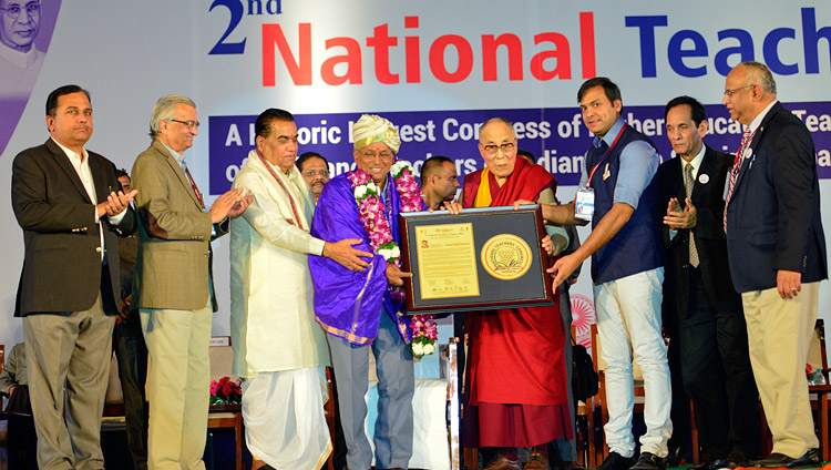 Seine Heiligkeit der Dalai Lama überreicht den Jeevan Gaurav Puraskar Preis an einer von vier Preisträgern während des 2. Nationalen Lehrerkongresses in Pune, Maharashtra, Indien, am 10. Januar 2018. Foto: Lobsang Tsering