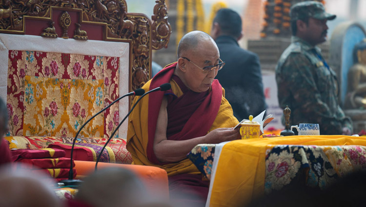 Seine Heiligkeit der Dalai Lama schließt sich den Gebeten an, die anlässlich des fünfzehnten Todestages von Khenpo Jigme Phuntsok, dem gefeierten Nyingma Lama, um den sich die buddhistische Gemeinschaft Larung Gar in Tibet zusammenfand, gehalten werden - am Mahabodhi Stupa in Bodhgaya, Bihar, Indien, am 13. Januar 2018. Foto: Tenzin Choejor