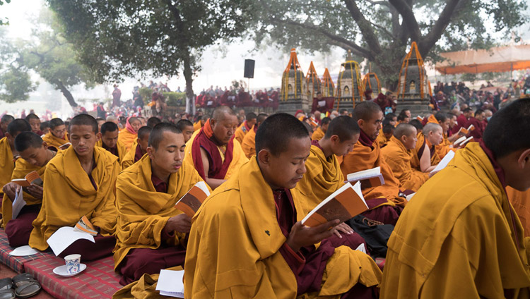 Mitglieder der klösterlichen Gemeinschaft beten für den verstorbenen Khenpo Jigme Phuntsok am Mahabodhi Stupa in Bodhgaya, Bihar, Indien am 13. Januar 2018. Foto: Tenzin Choejor