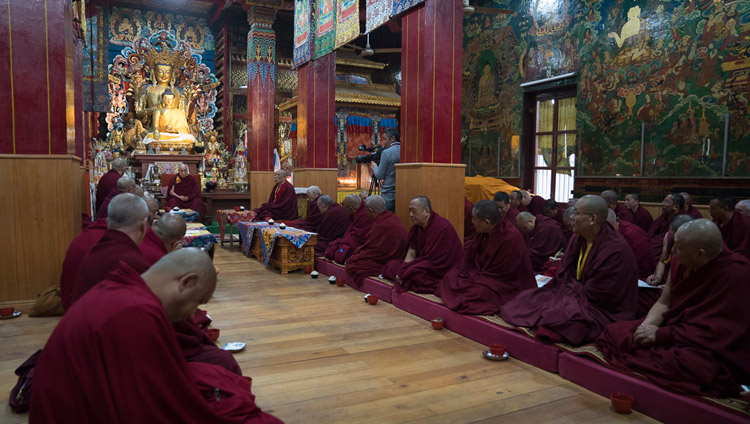 Seine Heiligkeit der Dalai Lama diskutiert mit Gelukpa Äbten und Lehrern Wege zur Verbesserung der Ausbildung an Gelukpa Lernorten während ihres Treffens im tibetischen Tempel in Bodhgaya, Bihar, Indien am 13. Januar 2018. Foto: Tenzin Choejor