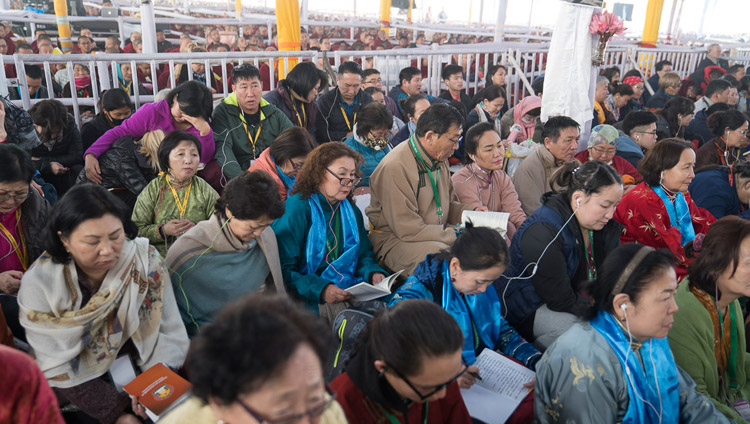 Teilnehmer aus der Mongolei unter den 30’000 Zuhörern, die die Belehrungen Seiner Heiligkeit des Dalai Lama verfolgen in Bodhgaya, Bihar, Indien, am 14. Januar 2018. Foto: Lobsang Tsering