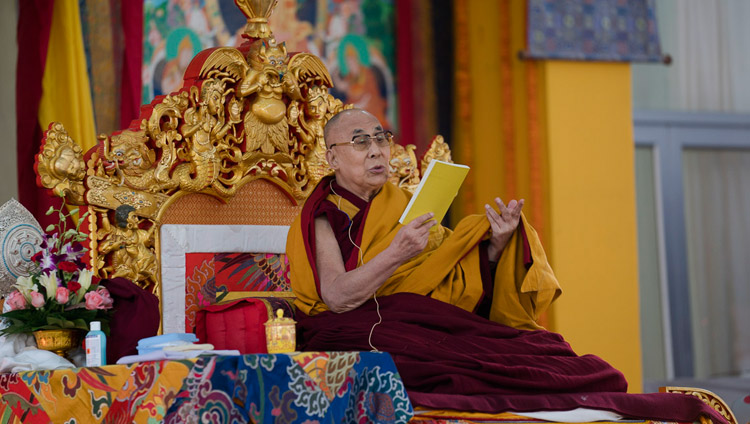 Seine Heiligkeit der Dalai Lama kommentiert den Text am ersten Tag seiner Belehrungen in Bodhgaya, Bihar, Indien am 14. Januar 2018. Foto: Lobsang Tsering