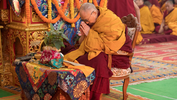 Seine Heiligkeit der Dalai Lama während den Selbstvorbereitungen für die Avalokiteshvara-Ermächtigung am zweiten Tag der Belehrungen in Bodhgaya, Bihar, Indien am 15. Januar 2018. Foto: Manuel Bauer