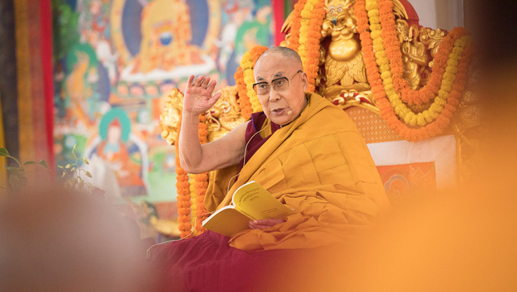 Seine Heiligkeit der Dalai Lama erklärt den Text während des zweiten Tages der Belehrungen in Bodhgaya, Bihar, Indien am 15. Januar 2018. Foto: Manuel Bauer