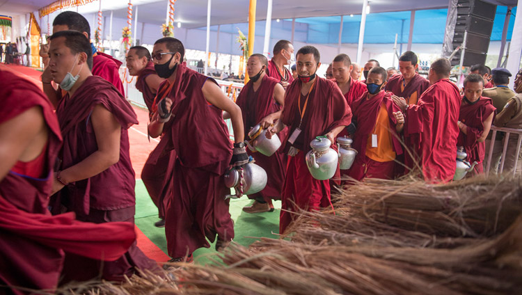 Freiwillige bereiten sich vor, um während den Belehrungen von Seiner Heiligkeit dem Dalai Lama für über 30'000 Teilnehmenden Tee auszuschenken – in Bodhgaya, Bihar, Indien am 15. Januar 2018. Foto: Manuel Bauer