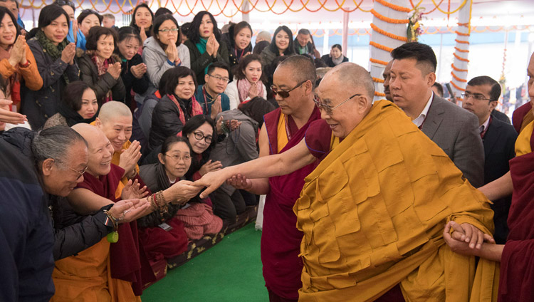 Seine Heiligkeit der Dalai Lama grüßt Teilnehmende bei der Ankunft im Kalachakra Pavillon zum letzten Tag der Unterweisungen in Bodhgaya, Bihar, Indien am 16. Januar 2018. Foto: Manuel Bauer