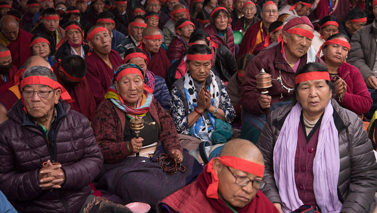 Die Teilnehmenden tragen rituelle Augenbinden während der Avalokiteshvara-Ermächtigung durch Seine Heiligkeit den Dalai Lama in Bodhgaya, Bihar, Indien am 16. Januar 2018. Foto: Manuel Bauer