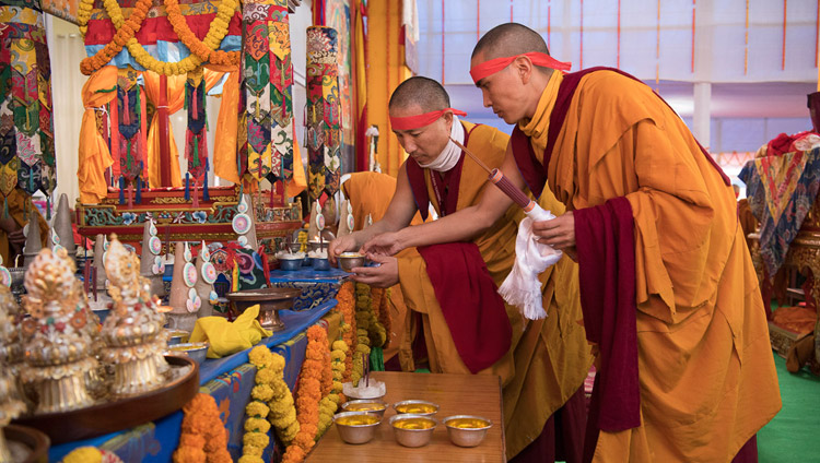 Mönche assistieren Seiner Heiligkeit dem Dalai Lama während der Avalokiteshvara-Ermächtigung in Bodhgaya, Bihar, Indien am 16. Januar 2018. Foto: Manuel Bauer