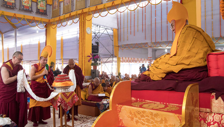 Lama Gegeen rezitiert das Zitat für das Mandala-Opfer während der Langlebens-Darbringung für Seine Heiligkeit den Dalai Lama in Bodhgaya, Bihar, Indien am 16. Januar 2018. Foto: Manuel Bauer