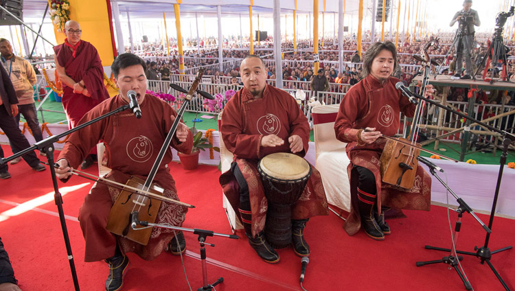 Eine Gruppe von Künstlern tritt zum Abschluss der Langlebens-Darbringung für Seine Heiligkeit den Dalai Lama auf - in Bodhgaya, Bihar, Indien am 16. Januar 2018 auf. Foto: Manuel Bauer