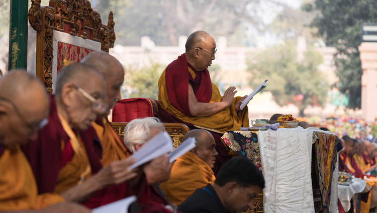 Seine Heiligkeit der Dalai Lama nimmt an den Gebeten am Bodhi Baum beim Mahabodhi Stupa teil in Bodhgaya, Bihar, Indien am 17. Januar 2018. Foto: Tenzin Choejor