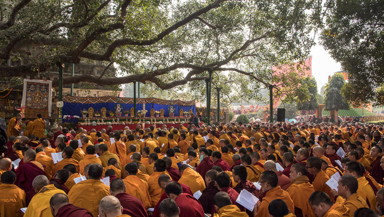 Ein Blick auf die Versammlung mit Seiner Heiligkeit dem Dalai Lama während der Gebetszeremonie am Bodhi-Baum beim Mahabodhi-Stupa in Bodhgaya, Bihar, Indien am 17. Januar 2018. Foto: Manuel Bauer