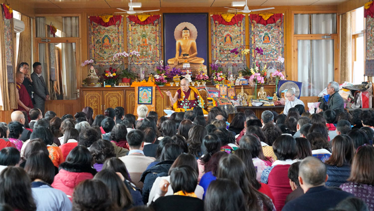 Seine Heiligkeit der Dalai Lama spricht vor einer Gruppe von Fachleuten aus Vietnam im tibetischen Kloster in Bodhgaya, Bihar, Indien am 17. Januar 2018. Foto: Tenzin Choejor