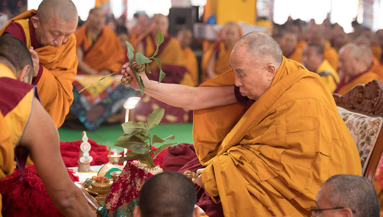 Seine Heiligkeit der Dalai Lama während dem selbstvorbereitenden Ritual um die Ermächtigungen erteilen zu können in Bodhgaya, Bihar, Indien am 18. Januar 2018. Foto: Manuel Bauer