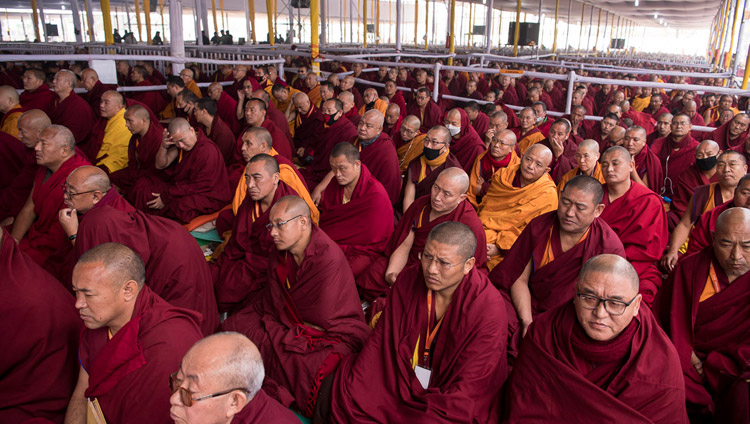 Mönche und Nonnen nehmen am Vorbereitungsritual für die Ermächtigungen durch Seine Heiligkeit den Dalai Lama teil, in Bodhgaya, Bihar, Indien am 18. Januar 2018. Foto: Manuel Bauer