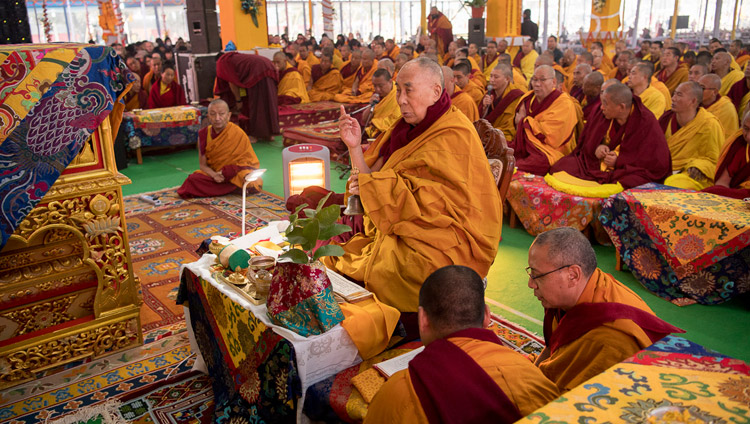 Seine Heiligkeit der Dalai Lama während dem Vorbereitungsritual für die 13 Gottheiten Vajrabhairava Ermächtigung in Bodhgaya, Bihar, Indien am 19. Januar 2018. Foto: Manuel Bauer