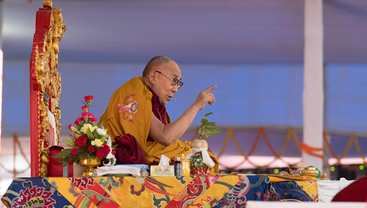 Seine Heiligkeit der Dalai Lama wendet sich an die Menge während der Dreizehn Gottheiten Vajrabhairava Ermächtigung in Bodhgaya, Bihar, Indien am 19. Januar 2018. Foto: Manuel Bauer