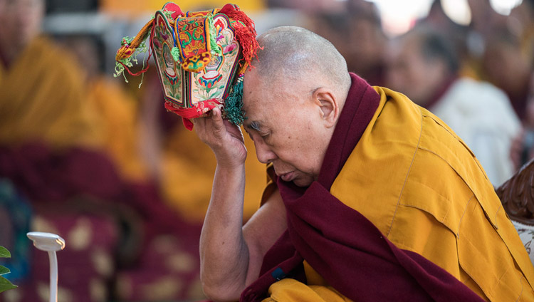 Seine Heiligkeit der Dalai Lama beim Vorbereitungsritual für die ‘Einsamer Held Vajrabhairava’ Ermächtigung in Bodhgaya, Bihar, Indien am 21. Januar 2018. Foto: Lobsang Tsering